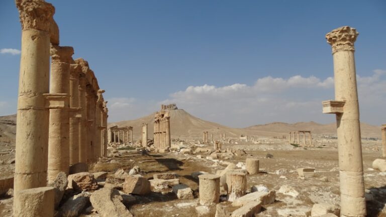 Syrians eating picnic again at Palmyra