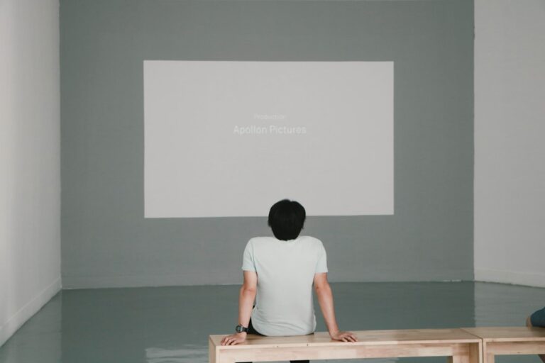 20 Ideas for Minimalist Entertainment
